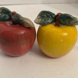 ONEIDA KITCHEN VINTAGE SALT AN PEPPER  SHAKER SET